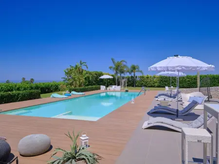 Villa Anthea à Marina di Ragusa, piscine et terrain de foot : photo 13
