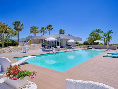 Villa Anthea à Marina di Ragusa, piscine et terrain de foot : photo 21