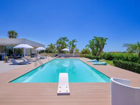 Villa Anthea à Marina di Ragusa, piscine et terrain de foot : photo 30