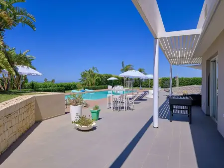 Villa Anthea à Marina di Ragusa, piscine et terrain de foot : photo 36