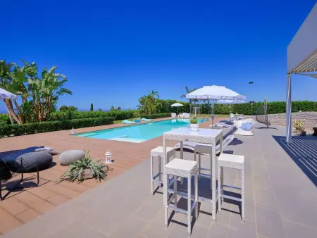 Villa Anthea à Marina di Ragusa, piscine et terrain de foot : photo 44