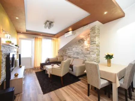 Location appartement à Tivat, Wohnung mit Dachterrasse