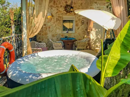 Location appartement à Utjeha, Schönes Apartment mit Whirlpool, Grill und Garten