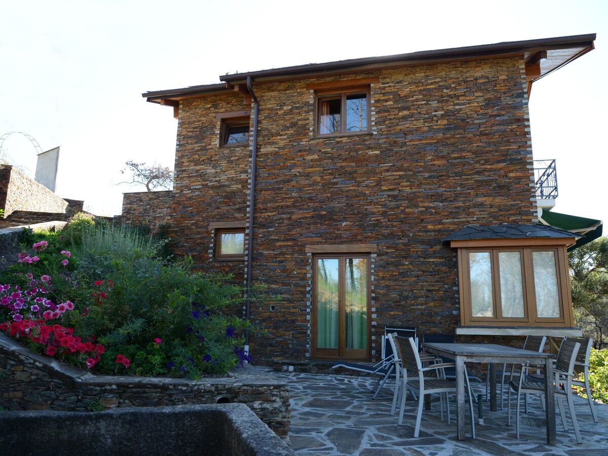 Maison 1200m² jardin avec terrasse à Anceriz - Photo 2