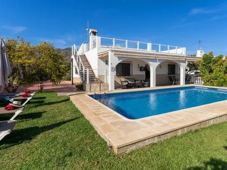 Location villa à Nerja, Charmante villa avec piscine privée et climatisation à Nerja