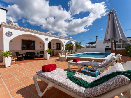 Location villa à Nerja, Villa classique avec piscine privée, près de la plage à Nerja
