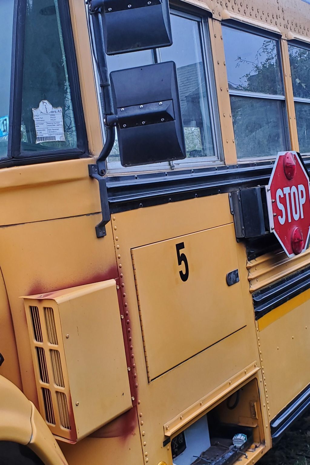 Bus scolaire américain authentique, séjour insolite à Walcourt - Photo 5