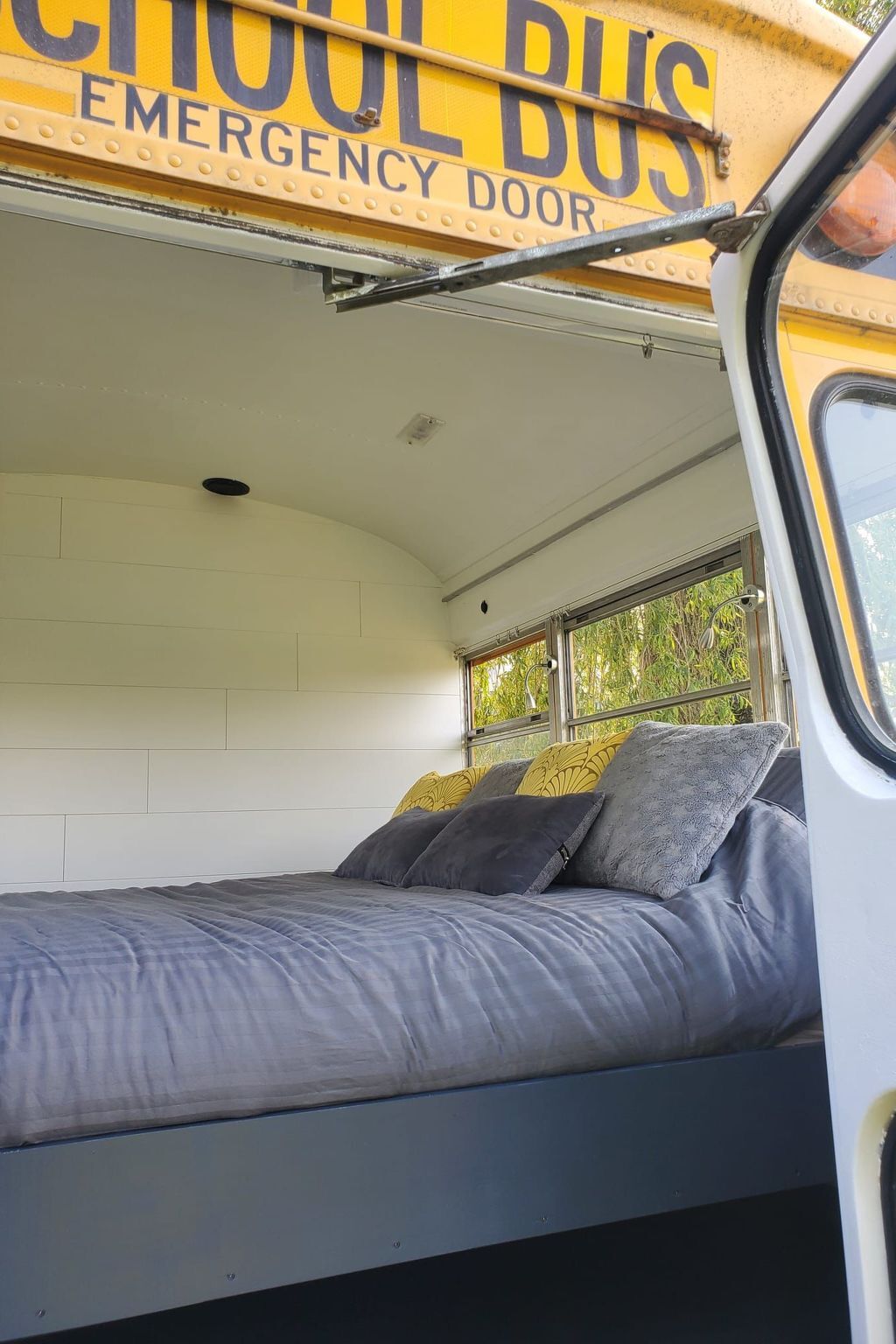 Bus scolaire américain authentique, séjour insolite à Walcourt - Photo 7