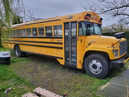 Location appartement à Walcourt, Ungewöhnliche Übernachtung in einem authentischen amerikanischen Schulbus