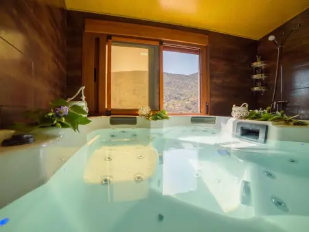 Das Upside Down House mit Whirlpool-Badewanne, Maison 2 personnes à Laroya - Photo 4