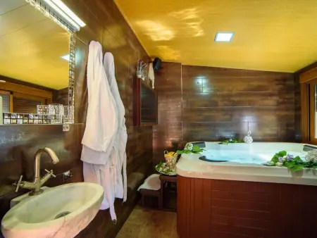 Das Upside Down House mit Whirlpool-Badewanne, Maison 2 personnes à Laroya - Photo 12