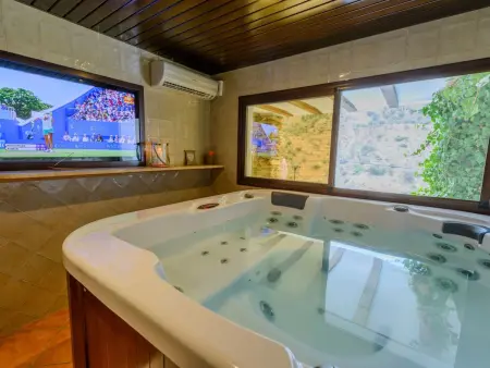 Location maison à Laroya, Haus mit integrierter Felswand und Jacuzzi