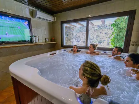 Haus mit integrierter Felswand und Jacuzzi, Maison 4 personnes à Laroya - Photo 1