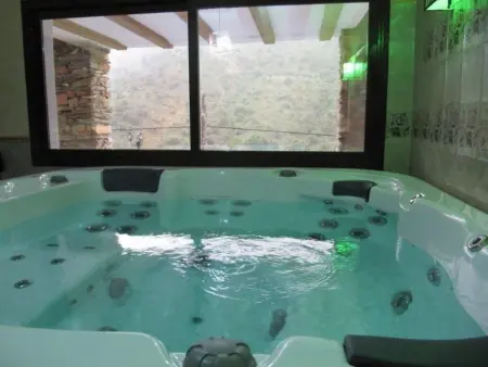 Haus mit integrierter Felswand und Jacuzzi, Maison 4 personnes à Laroya - Photo 2