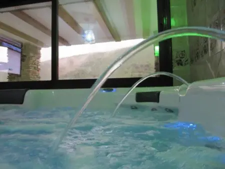 Haus mit integrierter Felswand und Jacuzzi, Maison 4 personnes à Laroya - Photo 3