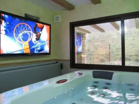 Haus mit integrierter Felswand und Jacuzzi, Maison 4 personnes à Laroya - Photo 4