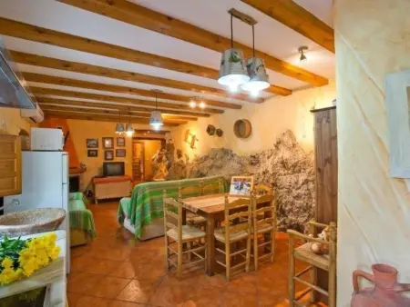 Haus mit integrierter Felswand und Jacuzzi, Maison 4 personnes à Laroya - Photo 7