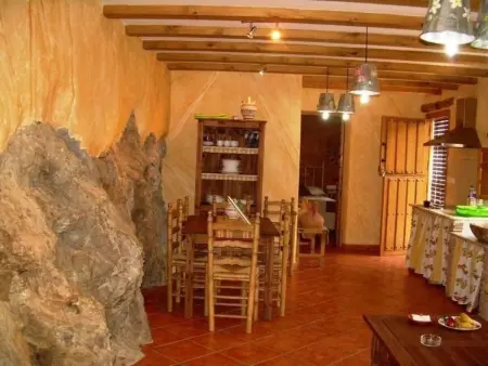 Haus mit integrierter Felswand und Jacuzzi, Maison 4 personnes à Laroya - Photo 8