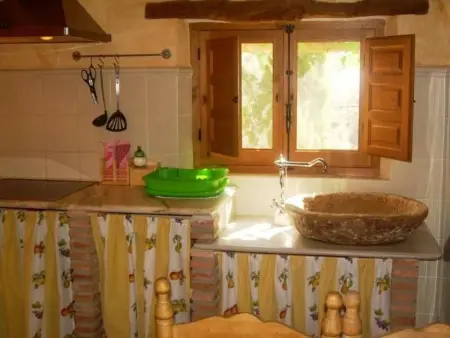 Haus mit integrierter Felswand und Jacuzzi, Maison 4 personnes à Laroya - Photo 9