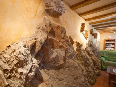 Haus mit integrierter Felswand und Jacuzzi, Maison 4 personnes à Laroya - Photo 10