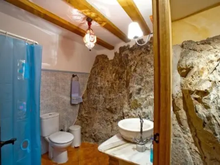 Haus mit integrierter Felswand und Jacuzzi, Maison 4 personnes à Laroya - Photo 11