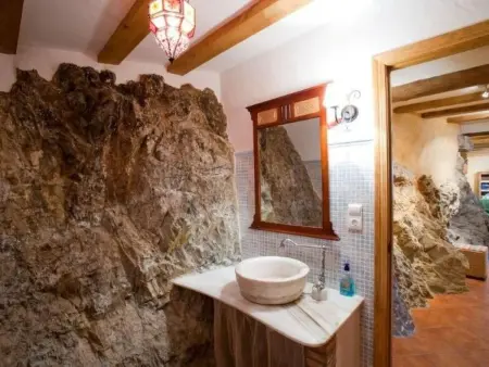 Haus mit integrierter Felswand und Jacuzzi, Maison 4 personnes à Laroya - Photo 12