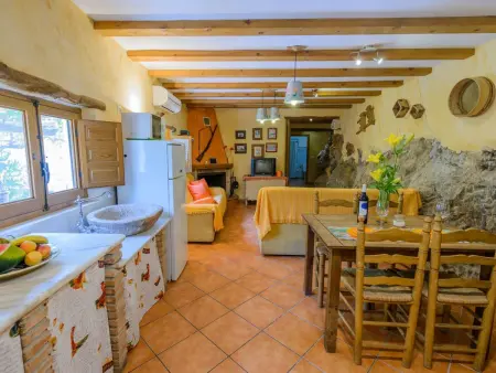 Haus mit integrierter Felswand und Jacuzzi, Maison 4 personnes à Laroya - Photo 15