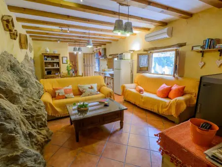 Haus mit integrierter Felswand und Jacuzzi, Maison 4 personnes à Laroya - Photo 17