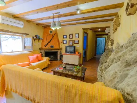 Haus mit integrierter Felswand und Jacuzzi, Maison 4 personnes à Laroya - Photo 18