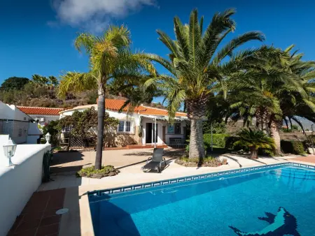 Location maison à Sayalonga, Casa Palmeras in Sayalonga mit Gepflegtem Garten