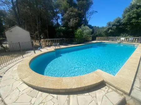 Location maison à Grans, Studiowohnung mit Terrasse - Pool, Tennis, Bouleplatz