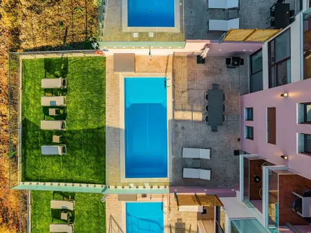 Location maison à Agia Marina, Villa Mari mit privatem Pool