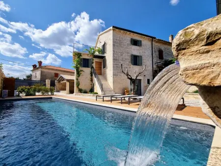 Villa Qualia – 4 chambres, piscine chauffée à Jakovici