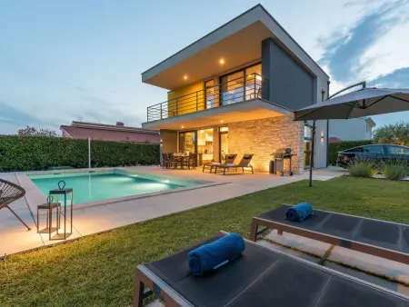 Villa BeLexo à Dračevac : maison design avec piscine 32 m²