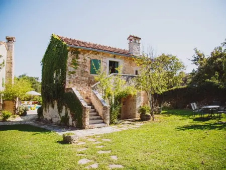 Maison 4 pers. avec piscine et grand jardin à Cere
