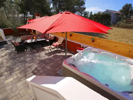 House Peša à Vir : maison 8 pers., jardin & jacuzzi : photo 3