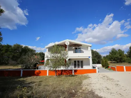 House Peša à Vir : maison 8 pers., jardin & jacuzzi : photo 5