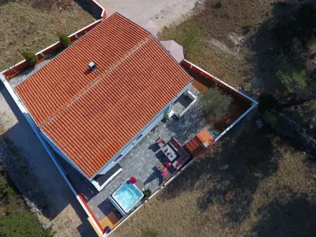 House Peša à Vir : maison 8 pers., jardin & jacuzzi : photo 6