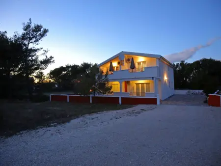 House Peša à Vir : maison 8 pers., jardin & jacuzzi : photo 7