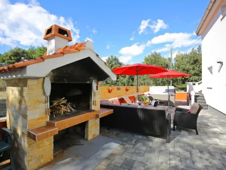 House Peša à Vir : maison 8 pers., jardin & jacuzzi : photo 10
