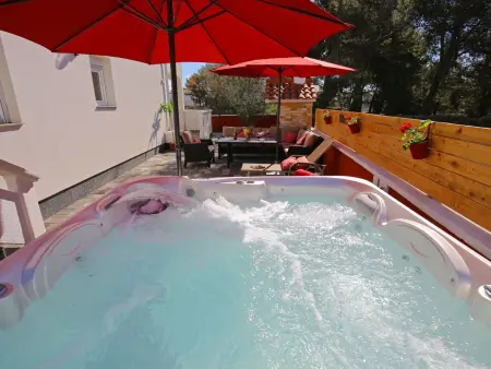 House Peša à Vir : maison 8 pers., jardin & jacuzzi : photo 41