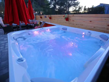 House Peša à Vir : maison 8 pers., jardin & jacuzzi : photo 42
