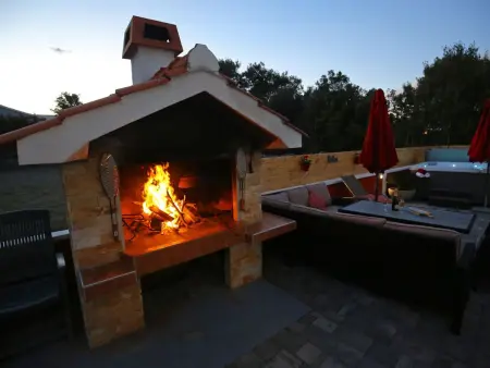 House Peša à Vir : maison 8 pers., jardin & jacuzzi : photo 45