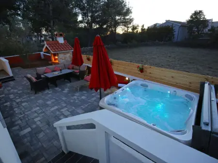 House Peša à Vir : maison 8 pers., jardin & jacuzzi : photo 46