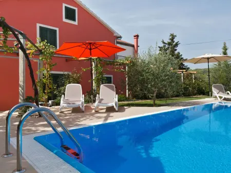 Villa Luna, maison de pierre à 10 m de la plage, piscine privée