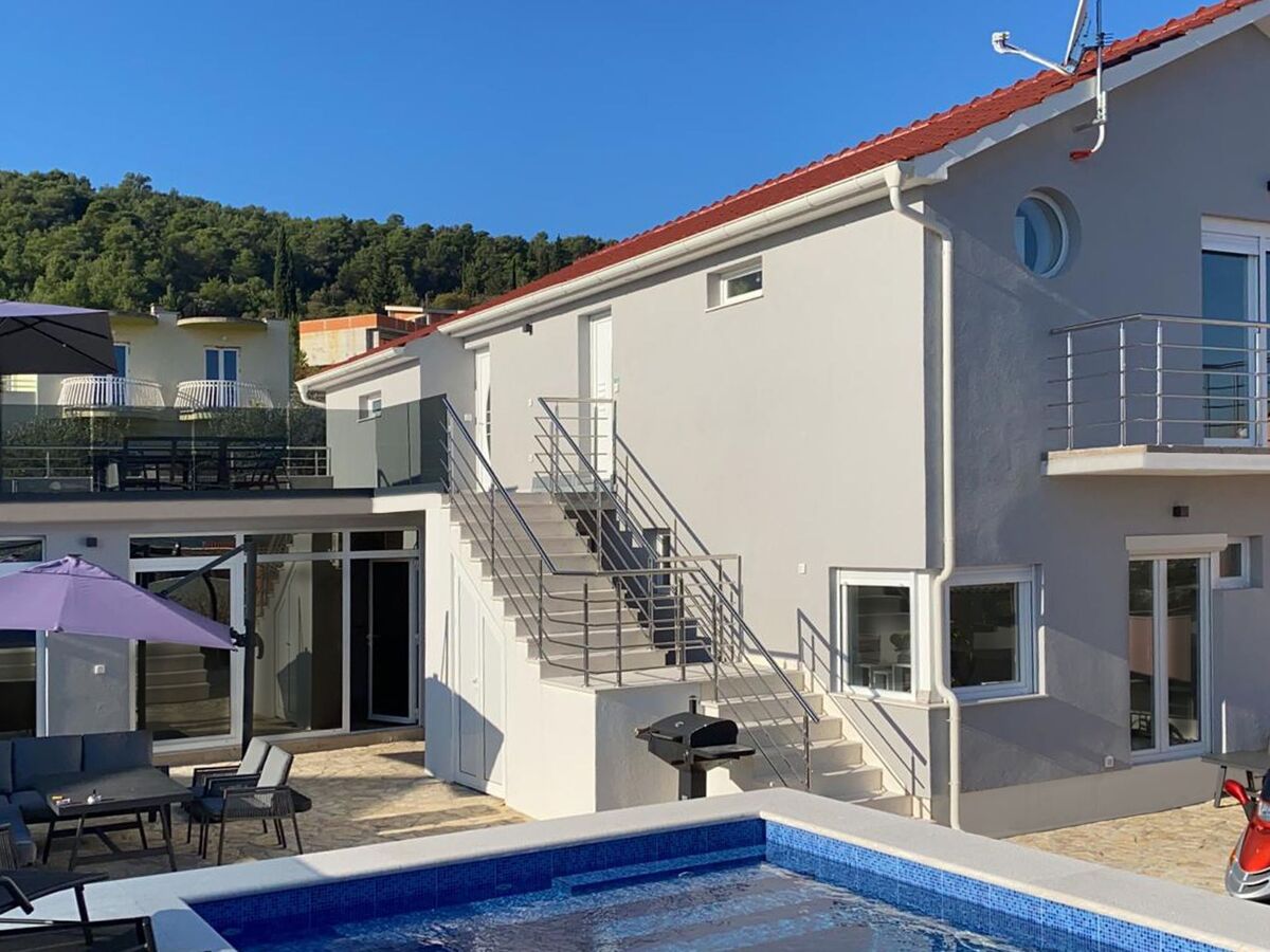 Villa Lotti à Bilice : 5 appartements, piscine chauffée et vue mer - Photo 1