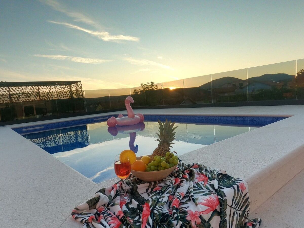Villa Lotti à Bilice : 5 appartements, piscine chauffée et vue mer - Photo 2