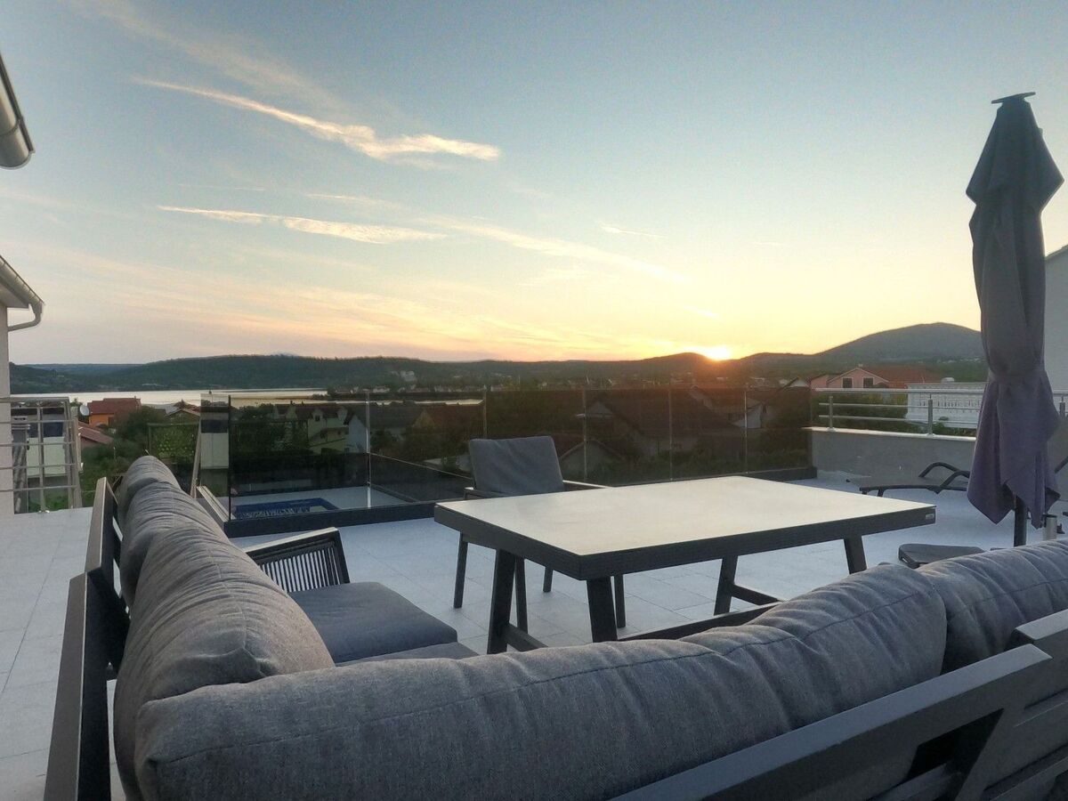 Villa Lotti à Bilice : 5 appartements, piscine chauffée et vue mer - Photo 3