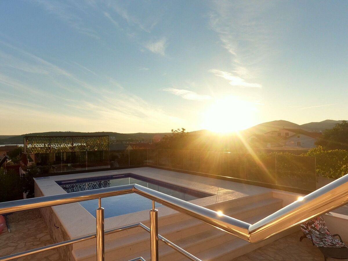 Villa Lotti à Bilice : 5 appartements, piscine chauffée et vue mer - Photo 4