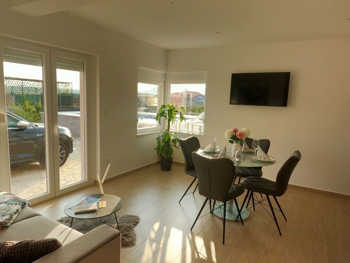 Villa Lotti à Bilice : 5 appartements, piscine chauffée et vue mer - Photo 9